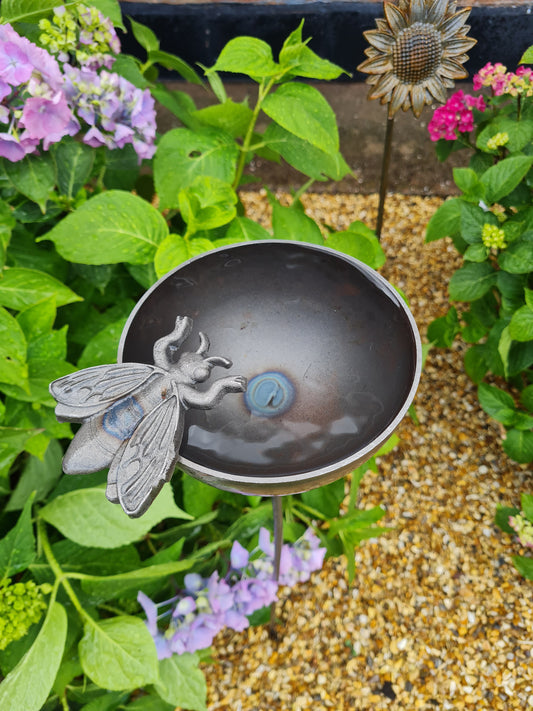 Bumble Bee Rain Catcher | Outdoor Garden Water Feature | Decorative Rain Catching Ornament | Bird Bath