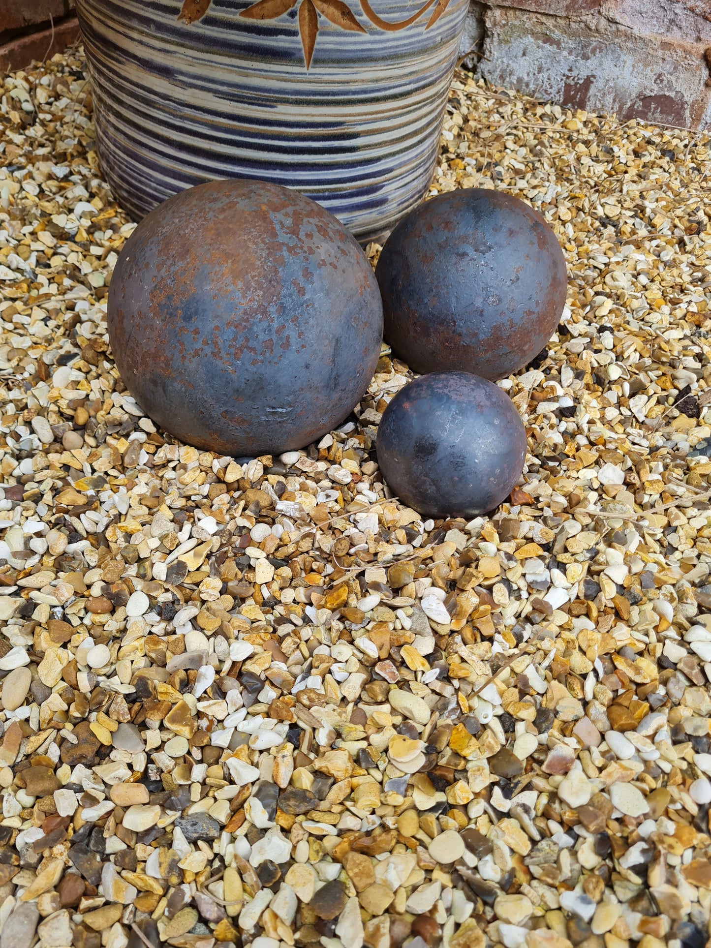 Rustic metal solid steel cannon balls garden ornaments