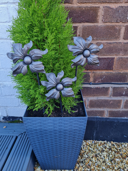 Rustic metal garden Lily flowers set of 3