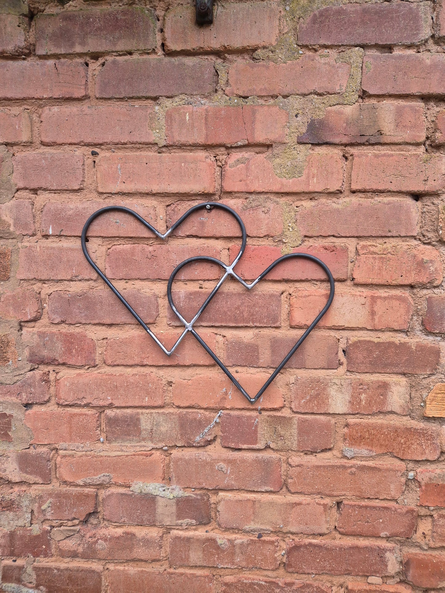 Interlocking metal hanging hearts