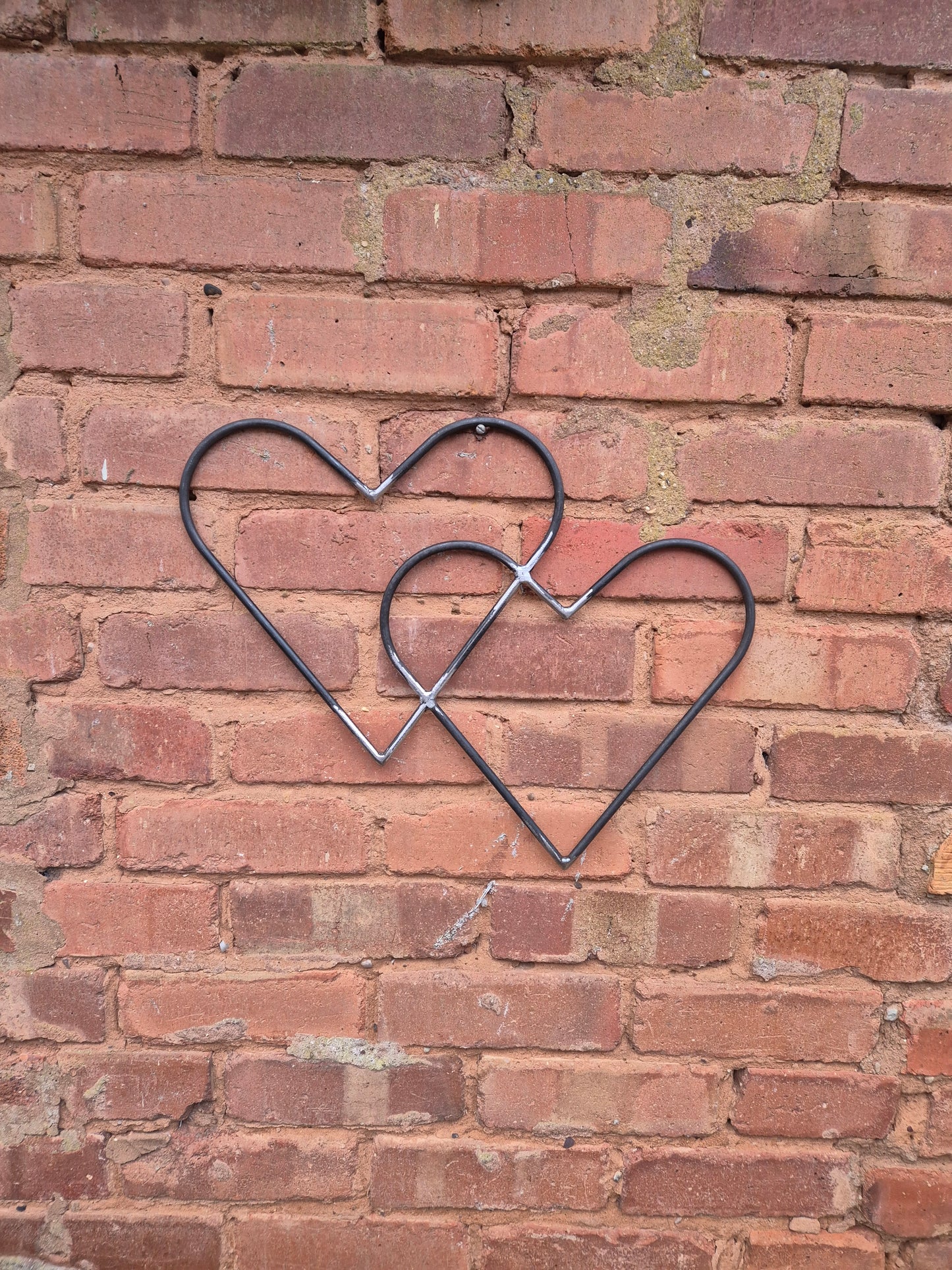 Interlocking metal hanging hearts